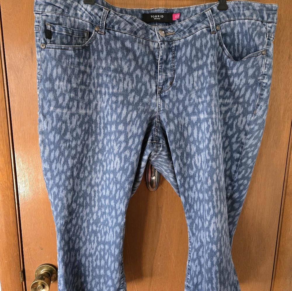 Torrid, Women's Blue Cheetah Patterned Capri Jeans Size 24.